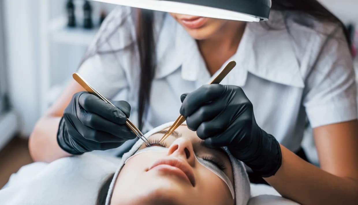 Applikation von Fake Lashes