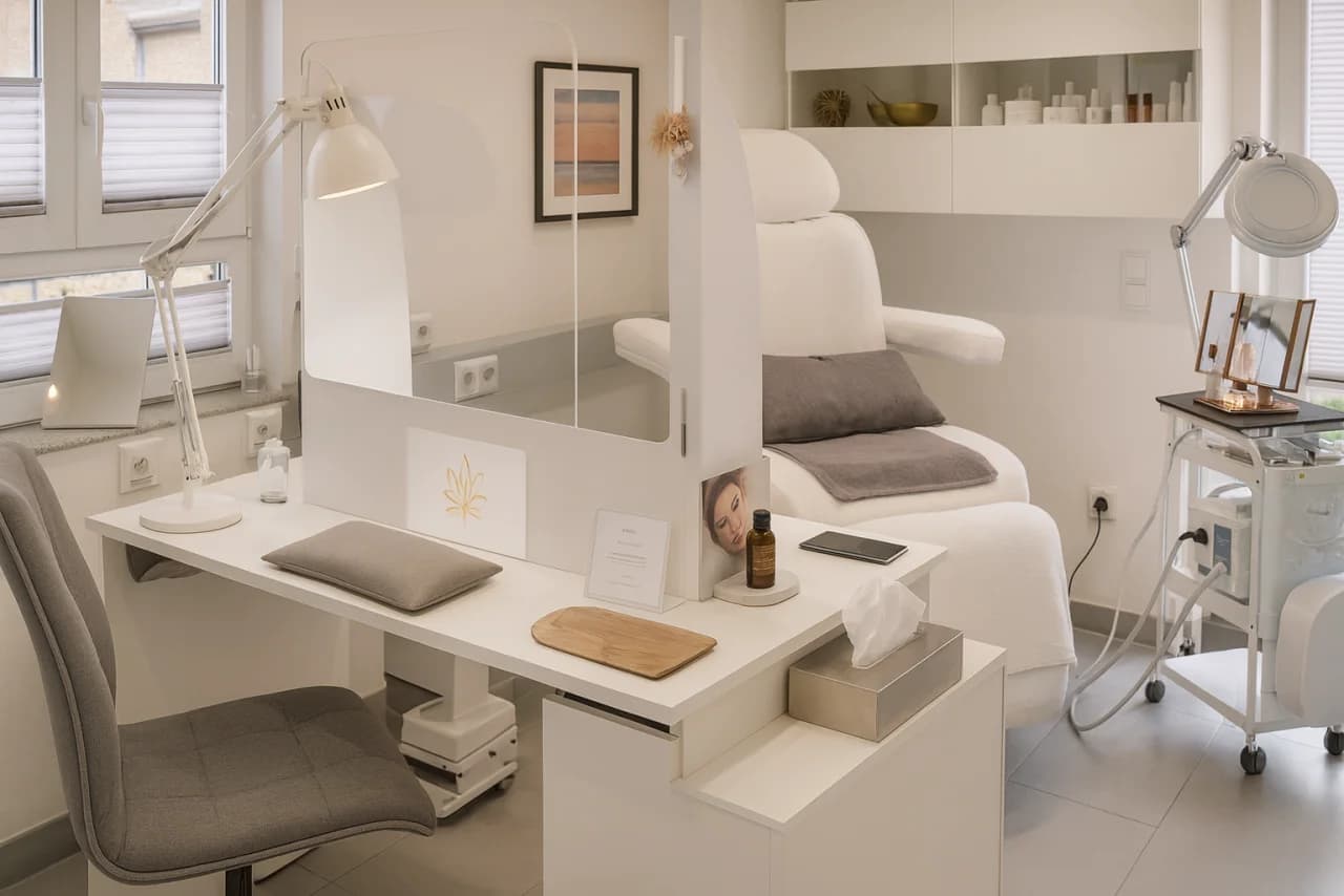 DIE NAGELEI – nail cosmetics + more Worms