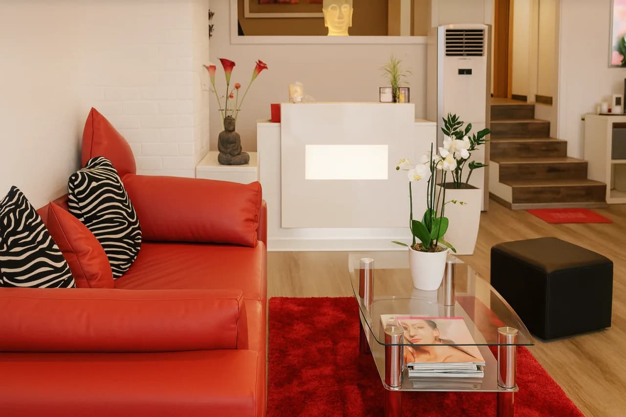 Hollywood Nails Worms